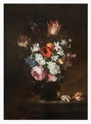 Eine Rose, Tulpe, Iris, Mohnblumen, Geißblatt und andere Blumen in einer Glasvase mit Muscheln auf einem Sims