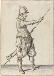 Elegant gekleideter Soldat, der sein Kaliber stopft