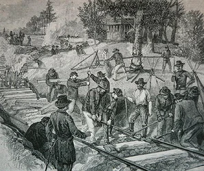 Truppen zerstören eine Eisenbahnschiene