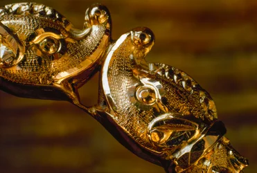Ein handgefertigtes goldenes Armband zeigt zwei kollidierende Haiköpfe. Südamerika