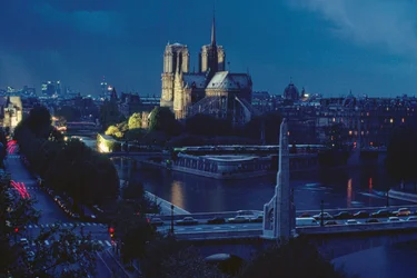 Außenansicht von Notre Dame bei Nacht. Paris, Frankreich.