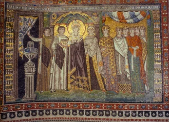 Mosaiken zeigen die Kaiserin Theodora, flankiert von ihren Hofdamen. Kirche San Vitale, Ravenna, Italien.