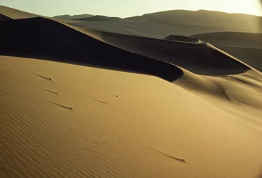Ansicht scharf konturierter, beschatteter Dünen nahe Dunhuang. Provinz Gansu, Volksrepublik China.