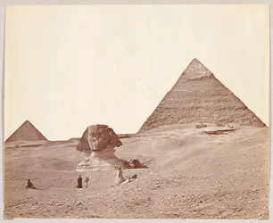 Ägypten. Gizeh. Die Sphinx vor den Pyramiden des Cheops und des Mykerinos