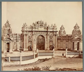 Istanbul. Dolmabahçe-Palast [Dolmabahçe Sarayı] - Tor