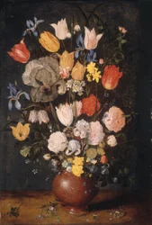 Blumenstrauß in einer irdenen Vase