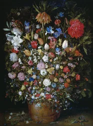 Blumen in einem Holzgefäß