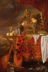 Ein Korb mit gemischtem Obst, vergoldeter Becher, Silberkelch, Nautilus, Glas und Pfirsiche auf einem Teller