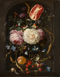 Stillleben von Blumen in einer Glasvase mit Insekten und Früchten in einer Steinnische