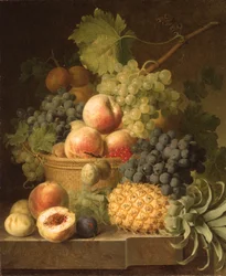 Äpfel, Trauben, Aprikosen und Beeren in einem Korb mit einer Ananas, Trauben und anderem Obst auf einem Marmorsims