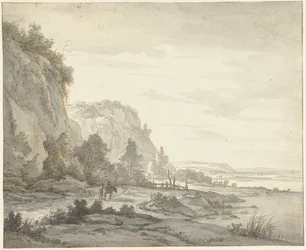 Breites Flusstal mit steilen Bergen