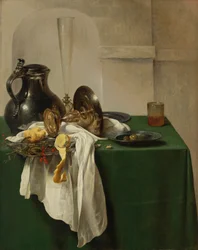 Zinnkrug und Silbertazza auf einem Tisch
