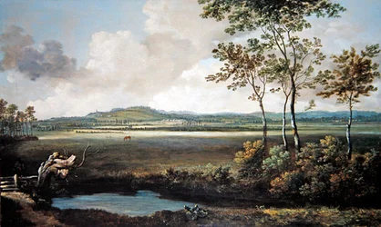 Weite Landschaft mit einem Bach und grasenden Pferden