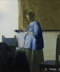 Frau in Blau, die einen Brief liest