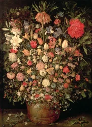 Großer Blumenstrauß in einem Holztrog