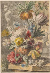 Blumen in einer Urne und Vogelnest auf einem Steinsockel, mit einer Statue von "Apollo und Daphne" im Hintergrund