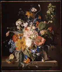 Mohnblumen, Stockrose, Prunkwinde, Viola, Gänseblümchen, Duftwicke, Ringelblumen und andere Blumen in einer Vase mit einer Schnecke auf einem Sims