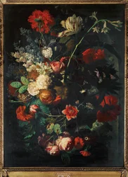 Vase mit Blumen auf einem Sockel