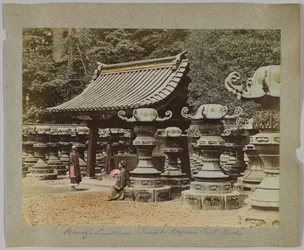 Bronzelaternen vor dem Tempel im Uyeno-Park, Tokio, Japan (handkoloriertes s/w-Foto)
