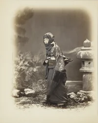 Japanische Frau im Schnee