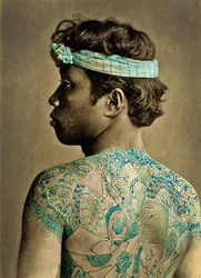 Porträt eines Mannes mit traditionellen japanischen Irezumi-Tattoos, ca. 1880 (handkoloriertes Albuminfoto)