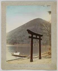 Torii am Chuzenji-See, Nikko, Japan (handkoloriertes s/w Foto)