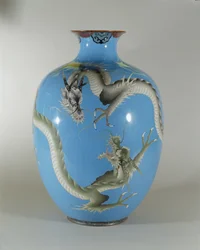 Emaillierte Vase, dekoriert mit einem Paar Drachen, Japanisch