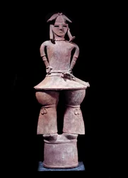 Japanische Kunst: Haniwa (Grabstatuette) eines behelmten Kriegers, stehend, aus Terrakotta. Höhe: 1,12 m. Kofun-Zeit (350-550 n. Chr.). Paris, Musée Guimet, Nationalmuseum für asiatische Kunst