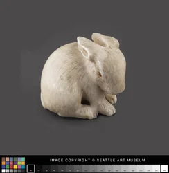 Netsuke modelliert als Hase mit Bernsteinaugen, spätes 19. Jahrhundert