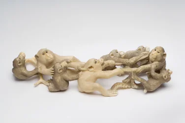 Okimono geschnitzt als acht japanische Makaken beim Halsringen