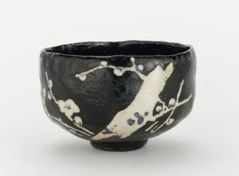 Teeschale mit Design eines blühenden Pflaumenbaums, Kyoto, Kyoto-fu, Edo-Periode