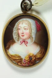 Eine Dame in orangefarbenem Mieder über einer weißen Spitzenchemise