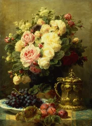 Eine Vase mit Rosen und ein Krug auf einem Tisch