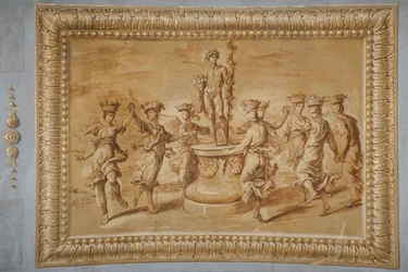 Falsches vergoldetes Relief, mit Bacchus auf einem runden Sockel, dekoriert mit Girlanden und Bucrania, umgeben von tanzenden Kanephoren