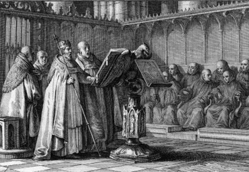 Robert II. der Fromme, König der Franken, singt bei einem Gottesdienst vor einem Lesepult. Er trägt seine Krone und hält sein Zepter. Gravur von Jean Michel Moreau, genannt Moreau le Jeune.