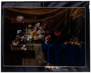 Ein Stillleben mit einem Korb voller Blumen und einem Haufen Früchte auf einem skulptierten Steintisch