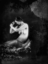 Sirene in der Grotte