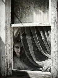 Verschleiertes Mädchen am Fenster