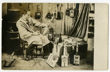 Große grelle Farbflecken auf einer Holzkiste und Bobby Edwards in seinem Dachboden unter den Sternen, Ukulelen schaffend, Greenwich Village, New York, USA