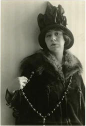 Zoë Akins, Autorin von Déclassée, um 1905-40