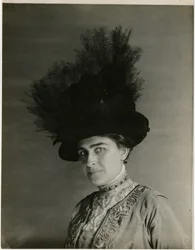 Nahaufnahme eines gefiederten Hutes, ca. 1905-18