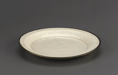 Ding-Ware-Schale mit geformter Dekoration von Mandarinenten, Provinz Hebei, 12.-13. Jahrhundert