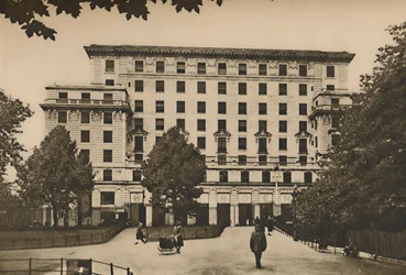 Bergmassiv aus Mauerwerk auf dem wertvollsten Gelände des Westens, um 1935