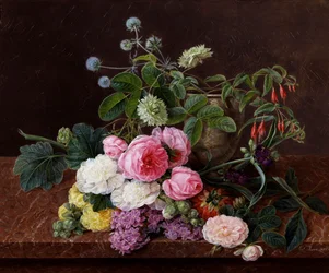 Moosrosen, Pfingstrosen und Stockrosen mit lila Commelinen.