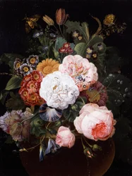 Stillleben mit Blumen in einem Topf (darunter Rosen, Primeln und Gänseblümchen)