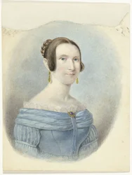 Frau in einem blauen Kleid mit goldenen Ohrringen