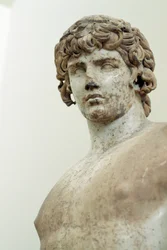 Antinoos, Statue aus parischem Marmor aus dem Apollontempel in Delphi, Griechenland, römische Zivilisation, 2. Jahrhundert n. Chr., Detail