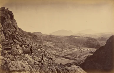 Blick von etwas unterhalb der Festung, zeigt Sunga, von dem aus der Feind ein sehr belästigendes Feuer auf die vorrückenden Kolonnen hielt