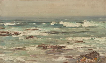 Wellen brechen an einer verlassenen Küste