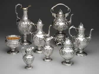 Wasserkessel auf Ständer, Kaffeekanne, Schokoladenkanne, Abfallbehälter, Zuckerdose, Milchkrug, Sahnekrug und Kannen, ca. 1851